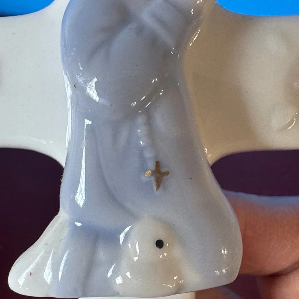 Vintage 1980’s Russ Berrie & Co. porcelain wall cross featuring a praying boy